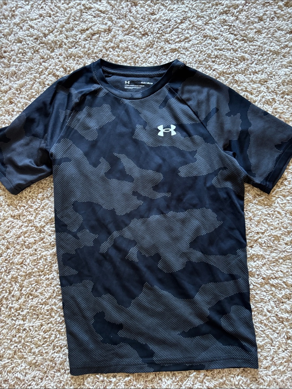 Boys under Armour T-shirt, youth large